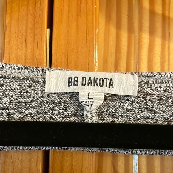 BB Dakota Gray Knit Top with Back Cut Out size large - Picture 2 of 6